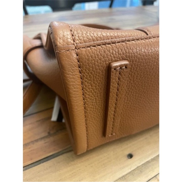 Marc Jacobs Medium Tote Bag with Structured Design and Embossed Text - Picture 7 of 12